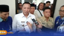 Caption: Bupati Sampang H. Slamet Junaidi, saat diwawancara awak media usai hadiri agenda diskusi pelayanan RSUD dr. Mohammad Zyn, (dok. Harry Rega Media). 