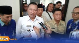 Caption: Bupati Sampang H. Slamet Junaidi, saat diwawancara awak media usai hadiri agenda diskusi pelayanan RSUD dr. Mohammad Zyn, (dok. Harry Rega Media). 