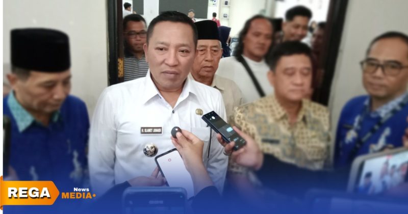 Caption: Bupati Sampang H. Slamet Junaidi, saat diwawancara awak media usai hadiri agenda diskusi pelayanan RSUD dr. Mohammad Zyn, (dok. Harry Rega Media). 