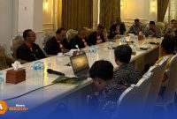 Caption: Komunitas Muda Madura saat audiensi dengan Bupati Pamekasan KH. Kholilurrahman, di Peringgitan Ronggosukowati, (dok. Kurdi Rega Media). 