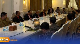 Caption: Komunitas Muda Madura saat audiensi dengan Bupati Pamekasan KH. Kholilurrahman, di Peringgitan Ronggosukowati, (dok. Kurdi Rega Media). 