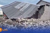 Caption: atap dan dingding rumah warga Pamekasan ambruk usai diterjang angin kencang, (sumber foto: BPBD Pamekasan). 