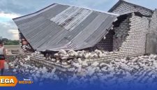 Caption: atap dan dingding rumah warga Pamekasan ambruk usai diterjang angin kencang, (sumber foto: BPBD Pamekasan).