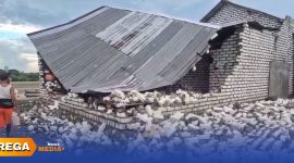 Caption: atap dan dingding rumah warga Pamekasan ambruk usai diterjang angin kencang, (sumber foto: BPBD Pamekasan). 