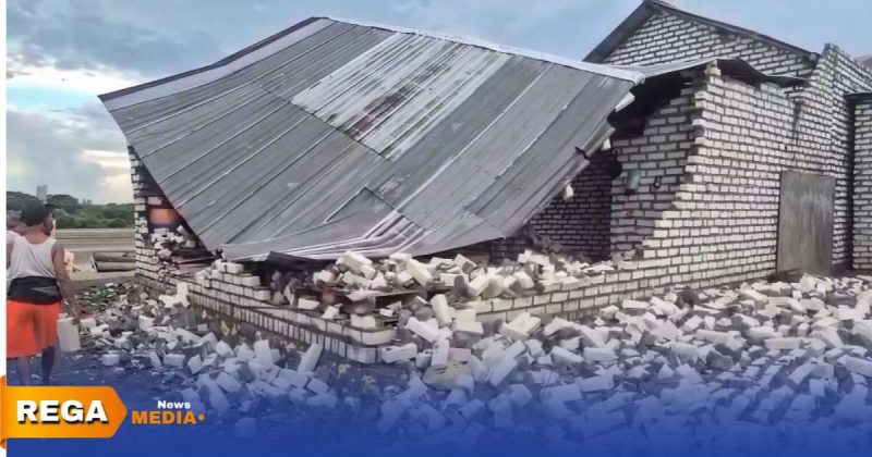 Caption: atap dan dingding rumah warga Pamekasan ambruk usai diterjang angin kencang, (sumber foto: BPBD Pamekasan). 