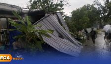 Caption: atap rumah warga Sampang ambruk usai diterjang hujan disertai angin kencang, (sumber foto: BPBD Sampang). 