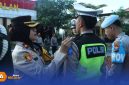 Caption: Wakapolres Bangkalan Kompol Hosna Nurhidayah, sematkan pita kepada anggota Polantas sebagai tanda dimulainya Operasi Keselamatan Semeru 2026, (dok. foto istimewa). 