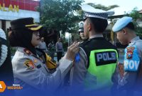Caption: Wakapolres Bangkalan Kompol Hosna Nurhidayah, sematkan pita kepada anggota Polantas sebagai tanda dimulainya Operasi Keselamatan Semeru 2026, (dok. foto istimewa). 