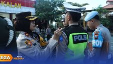 Caption: Wakapolres Bangkalan Kompol Hosna Nurhidayah, sematkan pita kepada anggota Polantas sebagai tanda dimulainya Operasi Keselamatan Semeru 2026, (dok. foto istimewa). 