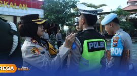 Caption: Wakapolres Bangkalan Kompol Hosna Nurhidayah, sematkan pita kepada anggota Polantas sebagai tanda dimulainya Operasi Keselamatan Semeru 2026, (dok. foto istimewa). 