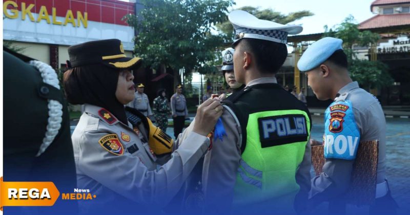 Caption: Wakapolres Bangkalan Kompol Hosna Nurhidayah, sematkan pita kepada anggota Polantas sebagai tanda dimulainya Operasi Keselamatan Semeru 2026, (dok. foto istimewa). 