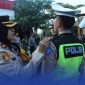 Caption: Wakapolres Bangkalan Kompol Hosna Nurhidayah, sematkan pita kepada anggota Polantas sebagai tanda dimulainya Operasi Keselamatan Semeru 2026, (dok. foto istimewa). 
