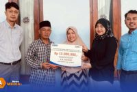 Caption: Pj Pemimpin Cabang BRI Bangkalan, Dwi Floresvita RA, secara simbolis menyerahkan klaim asuransi nasabah, (dok. foto istimewa). 