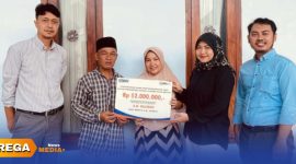 Caption: Pj Pemimpin Cabang BRI Bangkalan, Dwi Floresvita RA, secara simbolis menyerahkan klaim asuransi nasabah, (dok. foto istimewa). 