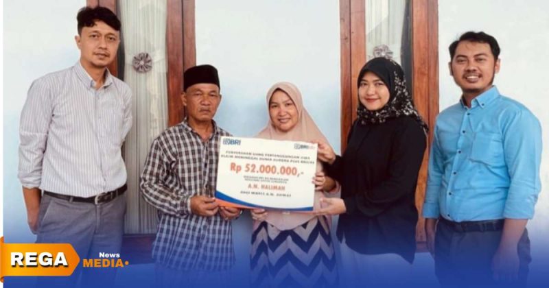 Caption: Pj Pemimpin Cabang BRI Bangkalan, Dwi Floresvita RA, secara simbolis menyerahkan klaim asuransi nasabah, (dok. foto istimewa). 