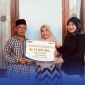 Caption: Pj Pemimpin Cabang BRI Bangkalan, Dwi Floresvita RA, secara simbolis menyerahkan klaim asuransi nasabah, (dok. foto istimewa). 