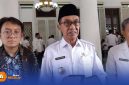 Caption: Bupati Pamekasan KH. Kholilurrahman, didampingi Dr. Hidayatullah putra daerah lulusan terbaik di Tiongkok, saat diwawancara awak media, (dok. Kurdi Rega Media). 