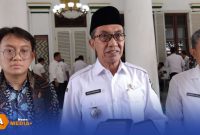 Caption: Bupati Pamekasan KH. Kholilurrahman, didampingi Dr. Hidayatullah putra daerah lulusan terbaik di Tiongkok, saat diwawancara awak media, (dok. Kurdi Rega Media). 