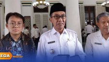 Caption: Bupati Pamekasan KH. Kholilurrahman, didampingi Dr. Hidayatullah putra daerah lulusan terbaik di Tiongkok, saat diwawancara awak media, (dok. Kurdi Rega Media). 
