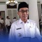Caption: Bupati Pamekasan KH. Kholilurrahman, didampingi Dr. Hidayatullah putra daerah lulusan terbaik di Tiongkok, saat diwawancara awak media, (dok. Kurdi Rega Media). 