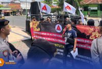 Caption: dijaga ketat personel kepolisian, sejumlah massa dari Forkot saat aksi unjuk rasa di depan Kantor DPRD Pamekasan, (dok. Kurdi Rega Media). 