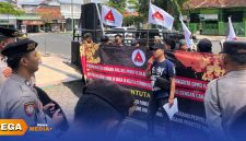 Caption: dijaga ketat polisi, sejumlah massa dari Forkot saat unjuk rasa di depan Kantor DPRD Pamekasan, (dok. Kurdi Rega Media). 