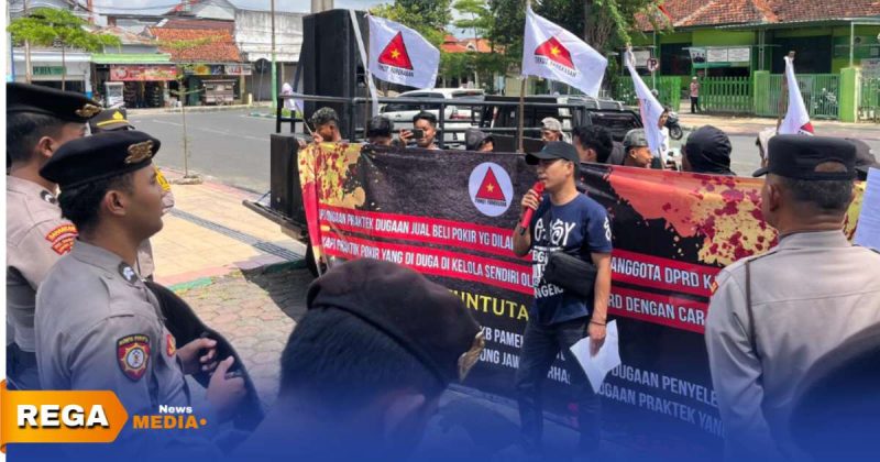 Caption: dijaga ketat personel kepolisian, sejumlah massa dari Forkot saat aksi unjuk rasa di depan Kantor DPRD Pamekasan, (dok. Kurdi Rega Media). 