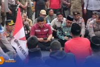 Caption: Bupati Pamekasan KH. Kholilurrahman saat menemui massa aksi demo dari GMNI di depan Kantor Pemkab Pamekasan, (dok. Kurdi Rega Media). 