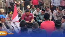 Caption: Bupati Pamekasan KH. Kholilurrahman saat menemui massa aksi demo dari GMNI di depan Kantor Pemkab Pamekasan, (dok. Kurdi Rega Media). 