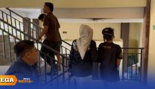 Caption: anggota Satreskrim Polres Sampang mengawal ketat pasutri inisial ZA dan SM pelaku curanmor di Jalan Wijaya Kusuma, (sumber foto. Humas Polres Sampang). 