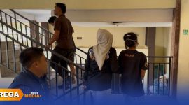 Caption: anggota Satreskrim Polres Sampang mengawal ketat pasutri inisial ZA dan SM pelaku curanmor di Jalan Wijaya Kusuma, (sumber foto. Humas Polres Sampang). 