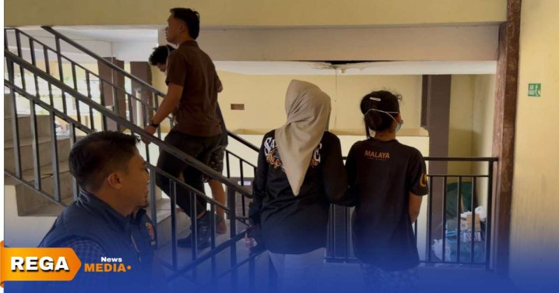 Caption: anggota Satreskrim Polres Sampang mengawal ketat pasutri inisial ZA dan SM pelaku curanmor di Jalan Wijaya Kusuma, (sumber foto. Humas Polres Sampang). 