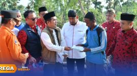 Caption: Bupati Sumenep Achmad Fauzi Wongsojudo, saksikan langsung penyerahan Dana Stimulan II oleh Baznas kepada korban bencana alam di Desa Karduluk, (sumber foto: Media Center Sumenep). 