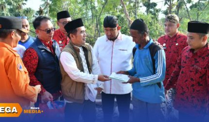 Pemkab Sumenep Serahkan Dana Stimulan II.