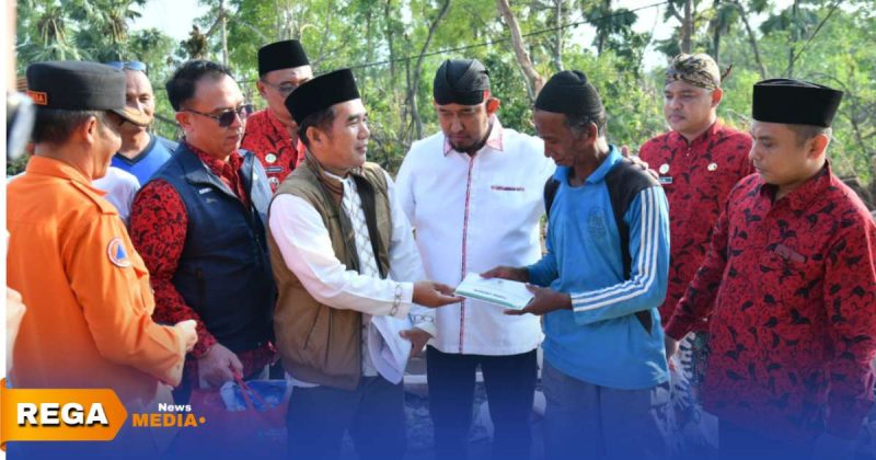 Caption: Bupati Sumenep Achmad Fauzi Wongsojudo, saksikan langsung penyerahan Dana Stimulan II oleh Baznas kepada korban bencana alam di Desa Karduluk, (sumber foto: Media Center Sumenep). 