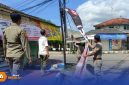 Caption: sikap tegas, petugas Satpol PP Sumenep tampak menurunkan spanduk yang tidak sesuai penempatannya, (sumber foto. Media Center Sumenep). 