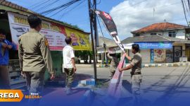 Caption: sikap tegas, petugas Satpol PP Sumenep tampak menurunkan spanduk yang tidak sesuai penempatannya, (sumber foto. Media Center Sumenep). 