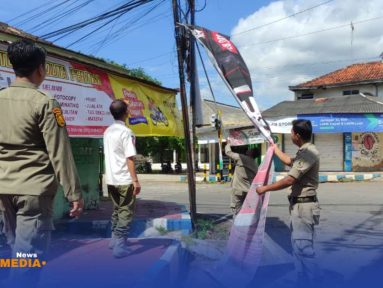 Penertiban Spanduk dan Reklame Tak Berizin.
