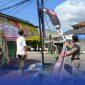 Caption: sikap tegas, petugas Satpol PP Sumenep tampak menurunkan spanduk yang tidak sesuai penempatannya, (sumber foto. Media Center Sumenep). 