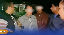 Caption: Kanit Resmob Satreskrim Polres Sampang bersama Kapolsek Kedungdung dan anggotanya, saat mengamankan dua pelaku penganiayaan guru tugas, (sumber foto. Humas Polres Sampang). 