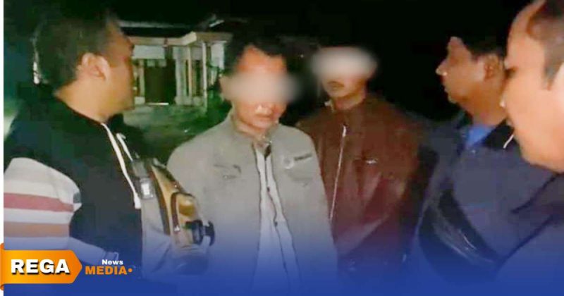 Caption: Kanit Resmob Satreskrim Polres Sampang bersama Kapolsek Kedungdung dan anggotanya, saat mengamankan dua pelaku penganiayaan guru tugas, (sumber foto. Humas Polres Sampang). 