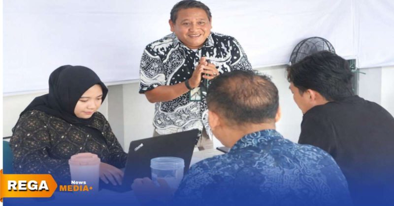 Caption: Kepala BPJS Ketenagakerjaan Cabang Madura, Indriyatno, memantau langsung proses pelayanan pencairan klaim Jaminan Hari Tua (JHT) bagi PPPK Paruh Waktu di Kabupaten Bangkalan, (dok. foto istimewa). 