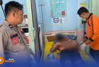 Caption: anggota Polsek Tambelangan melihat langsung kondisi pemuda Desa Mambulu Barat yang nekat bunuh diri, saat mendapat perawatan medis di Puskesmas setempat, (sumber foto. Humas Polres Sampang). 