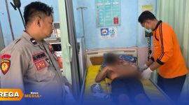 Caption: anggota Polsek Tambelangan melihat langsung kondisi pemuda Desa Mambulu Barat yang nekat bunuh diri, saat mendapat perawatan medis di Puskesmas setempat, (sumber foto. Humas Polres Sampang). 