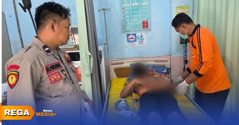 Caption: anggota Polsek Tambelangan melihat langsung kondisi pemuda Desa Mambulu Barat yang nekat bunuh diri, saat mendapat perawatan medis di Puskesmas setempat, (sumber foto. Humas Polres Sampang). 