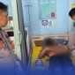 Caption: anggota Polsek Tambelangan melihat langsung kondisi pemuda Desa Mambulu Barat yang nekat bunuh diri, saat mendapat perawatan medis di Puskesmas setempat, (sumber foto. Humas Polres Sampang). 