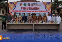 Caption: Forkopimda Pamekasan pose bersama sebelum gelar pemusnahan barang bukti minuman beralkohol di Lapangan Negara Bakti, (dok. Kurdi Pamekasan). 