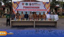 Caption: Forkopimda Pamekasan pose bersama sebelum gelar pemusnahan barang bukti minuman beralkohol di Lapangan Negara Bakti, (dok. Kurdi Pamekasan). 