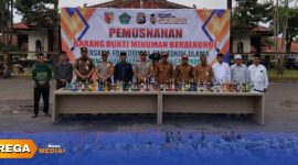 Caption: Forkopimda Pamekasan pose bersama sebelum gelar pemusnahan barang bukti minuman beralkohol di Lapangan Negara Bakti, (dok. Kurdi Pamekasan). 