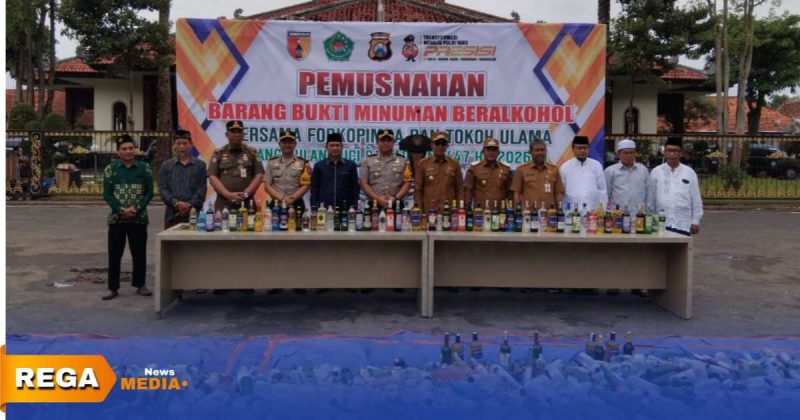 Caption: Forkopimda Pamekasan pose bersama sebelum gelar pemusnahan barang bukti minuman beralkohol di Lapangan Negara Bakti, (dok. Kurdi Pamekasan). 